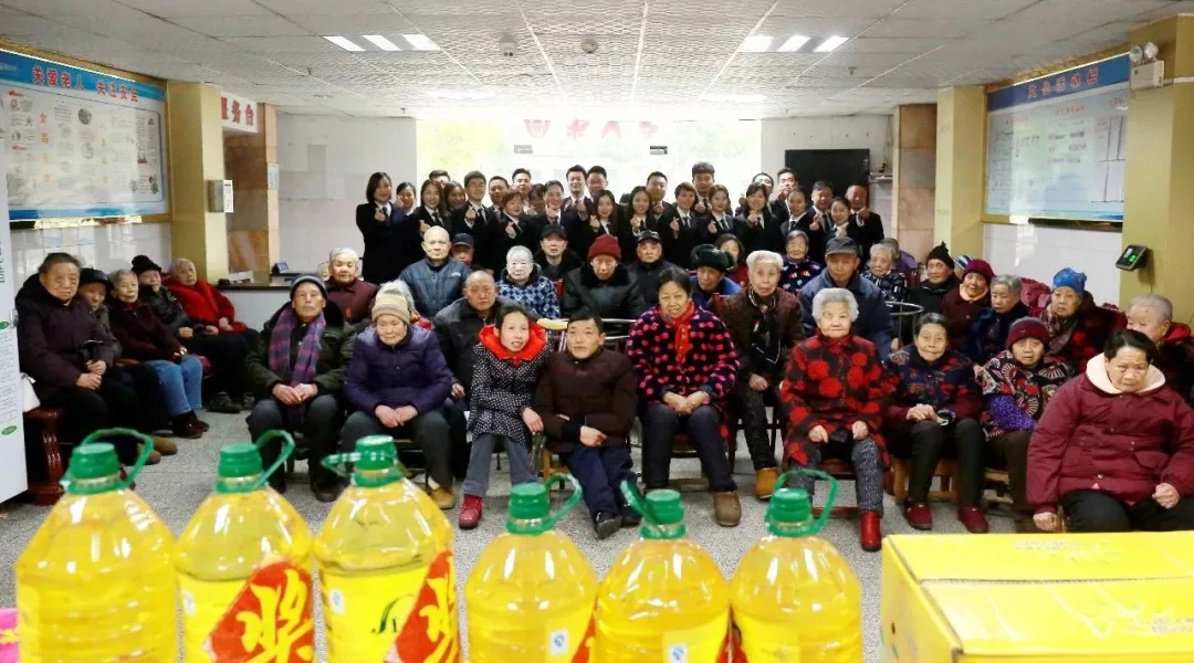 湖北2121非凡的员工代表为老人们送去了满满一车的大米、食用油、水果等春节物资 湖北2121非凡的员工代表为老人们送去了满满一车的大米、食用油、水果等春节物资